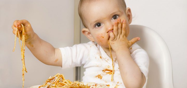 Baby isst Spaghetti