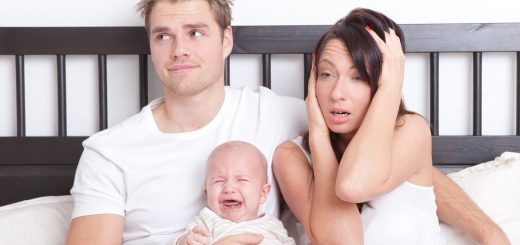Eltern mit schreiendem Baby