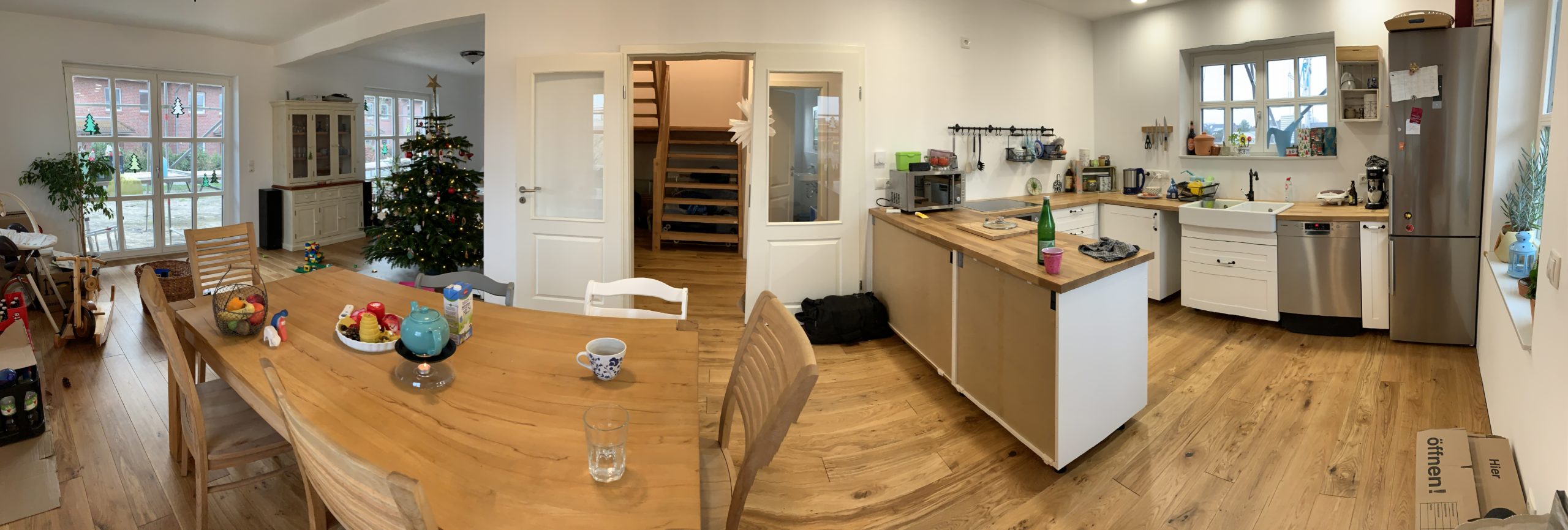 unser Holzboden in Küche, Wohn-Essbereich und Diele